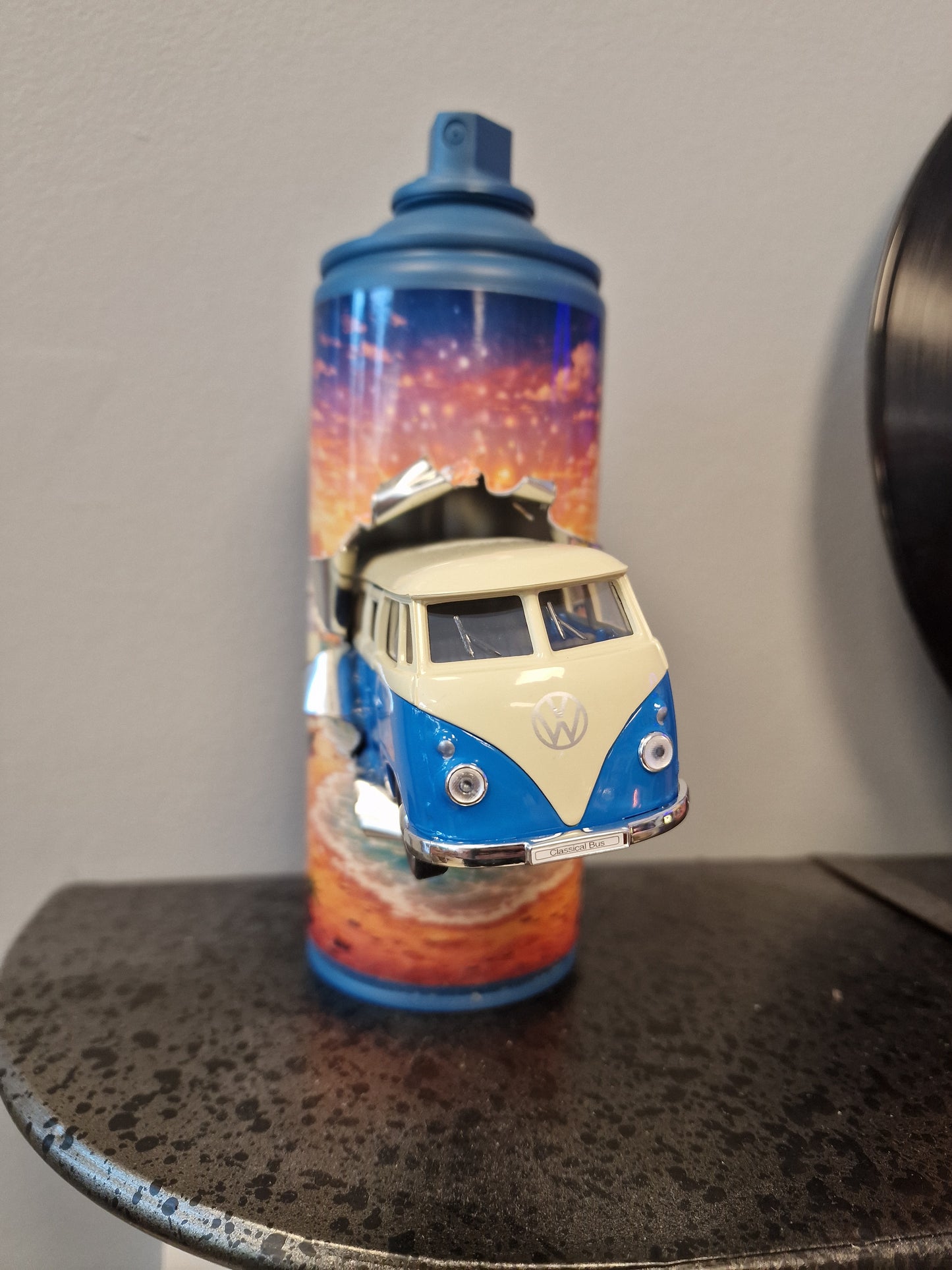Bombe de peinture custom Volkswagen – Figurine combi pop culture artisanale