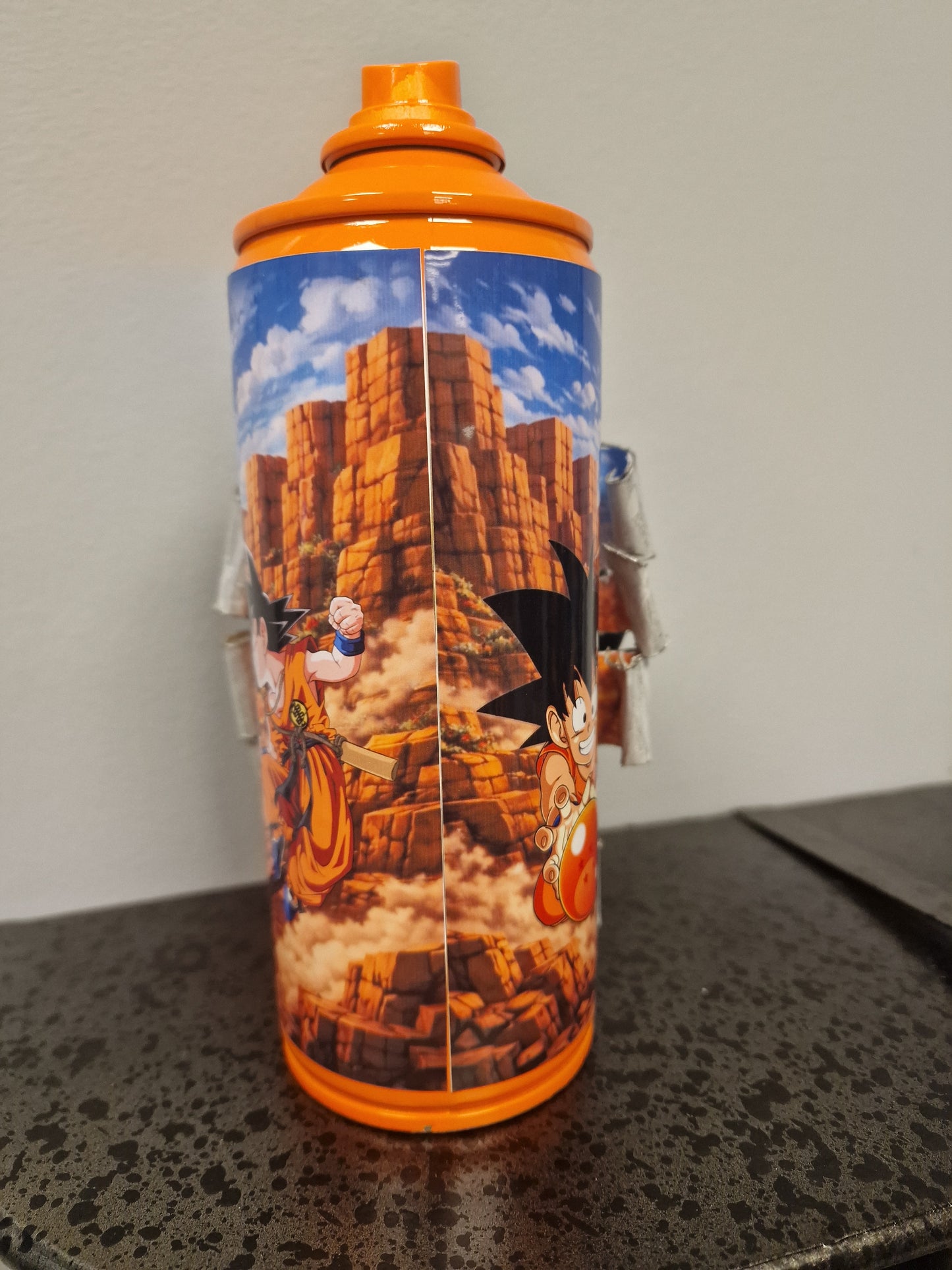 Bombe de peinture custom dragon ball z – Figurine Végéta pop culture artisanale