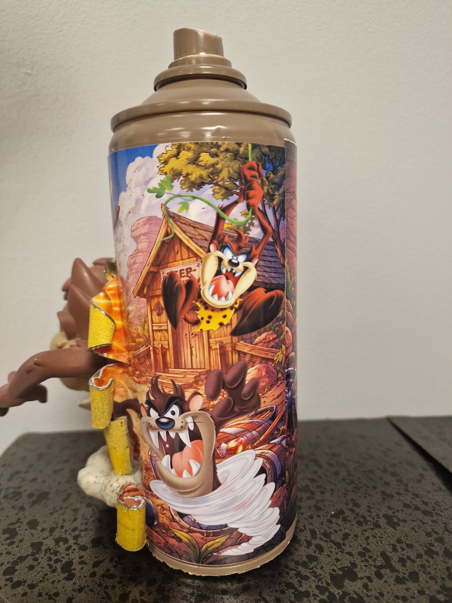 Bombe de peinture custom looney tunes figurine Taz pop culture artisanale