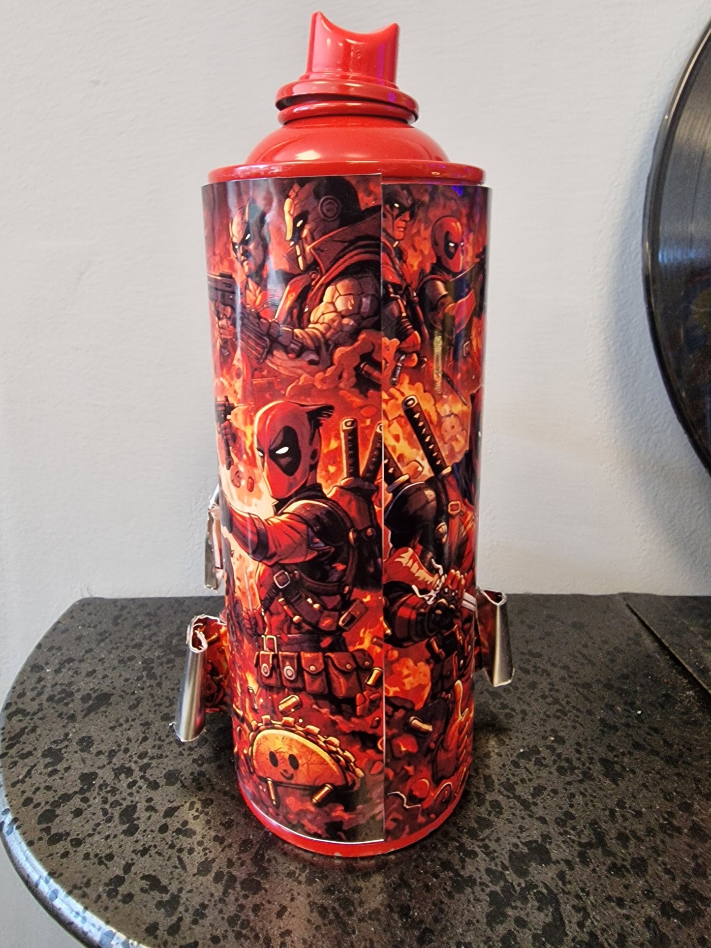Bombe de peinture custom marvel – Figurine pop deadpool pop licorne culture artisanale
