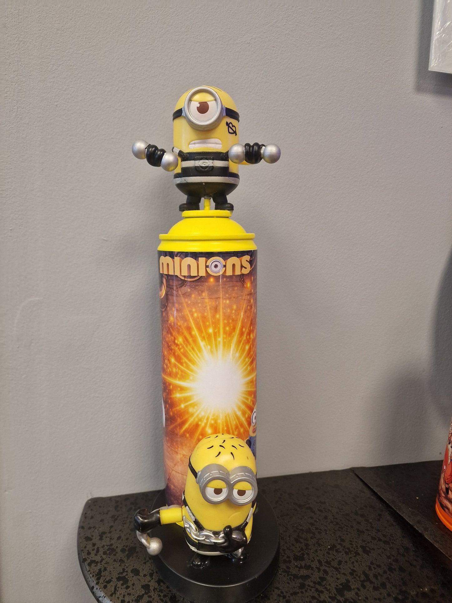 Bombe de peinture custom minions– 2 Figurine des minions pop culture artisanale