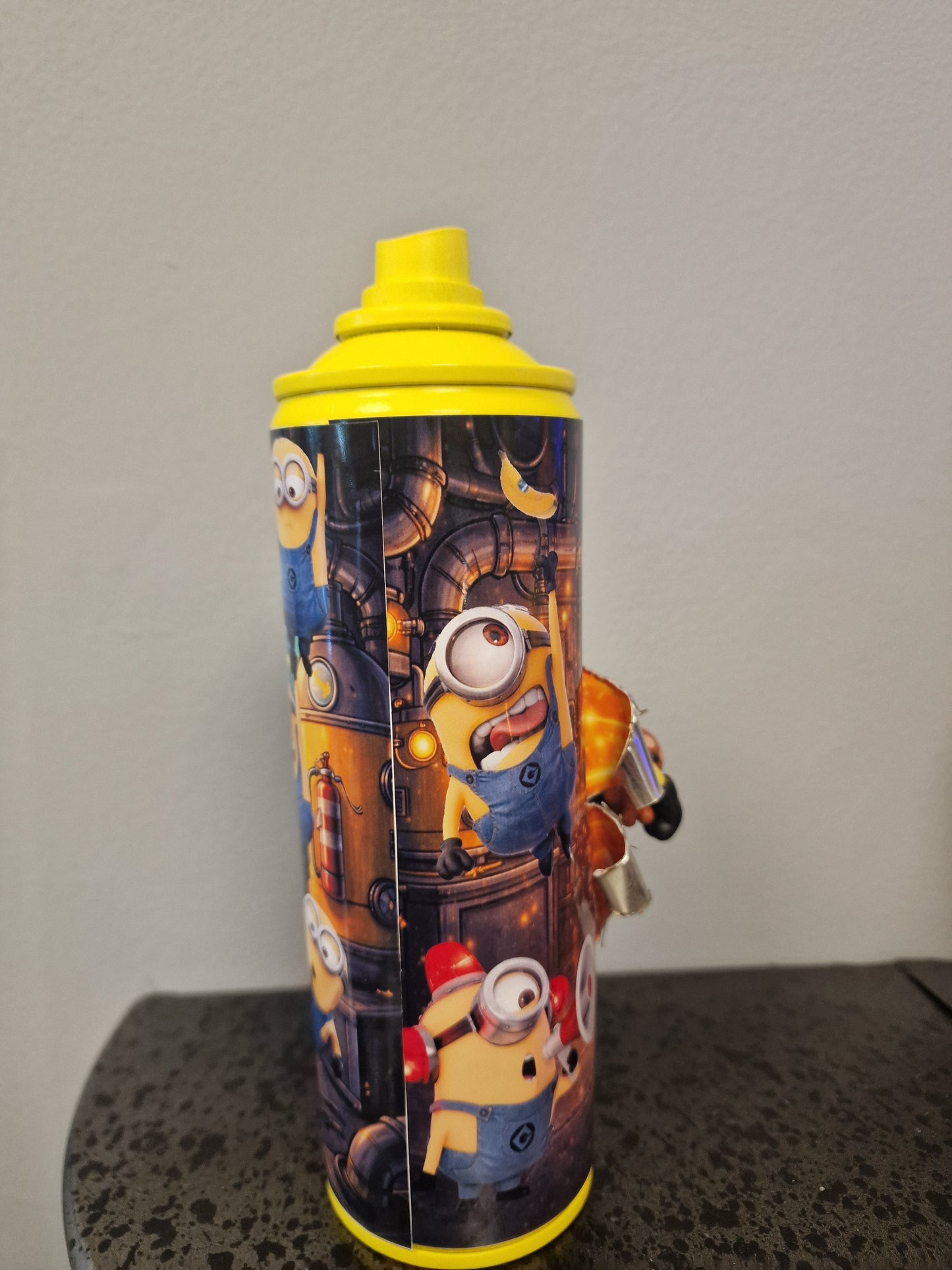 Bombe de peinture custom minions– Figurine des minions pop culture artisanale