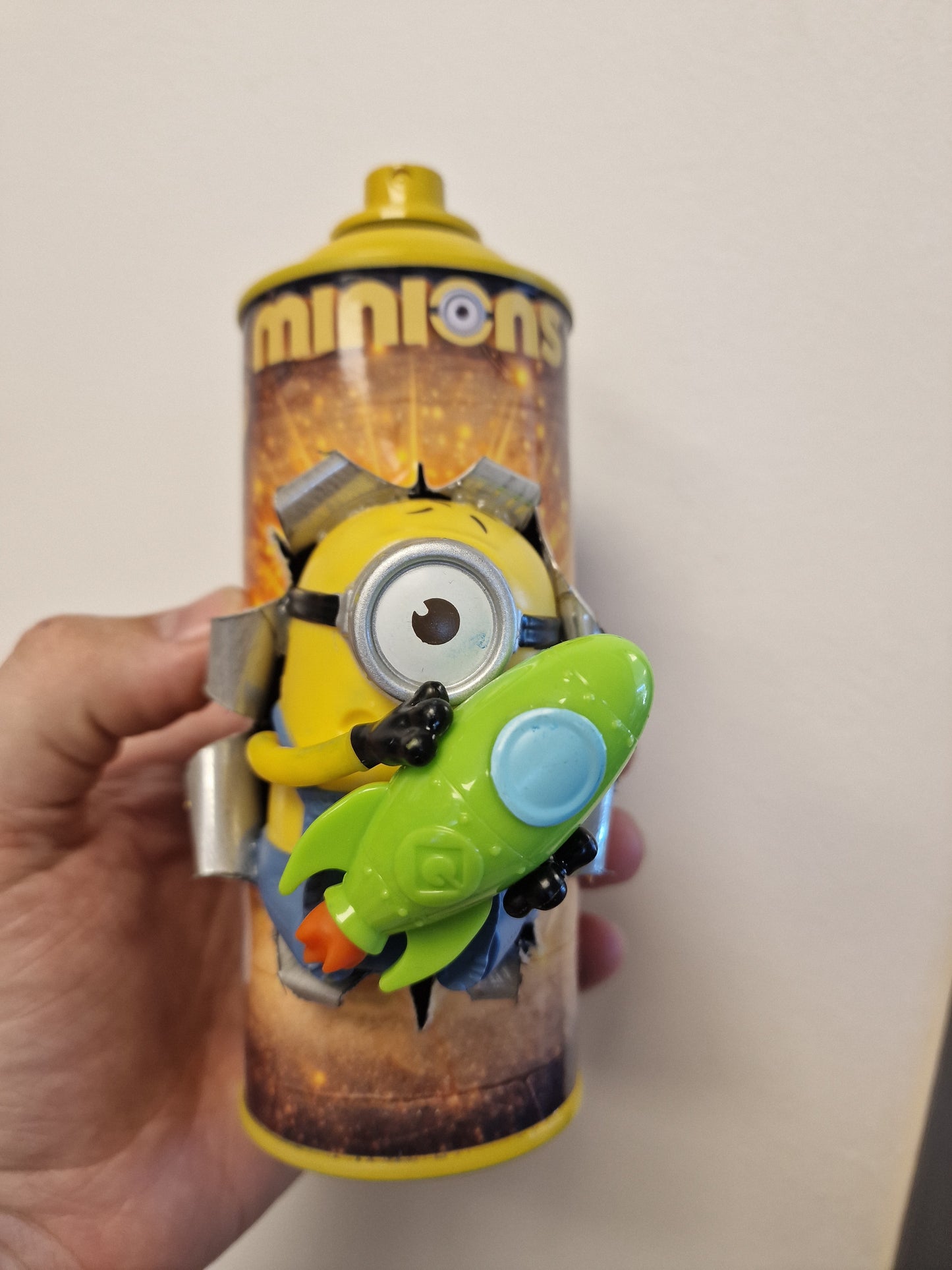 Bombe de peinture custom minions– Figurine des minions spacial pop culture artisanale