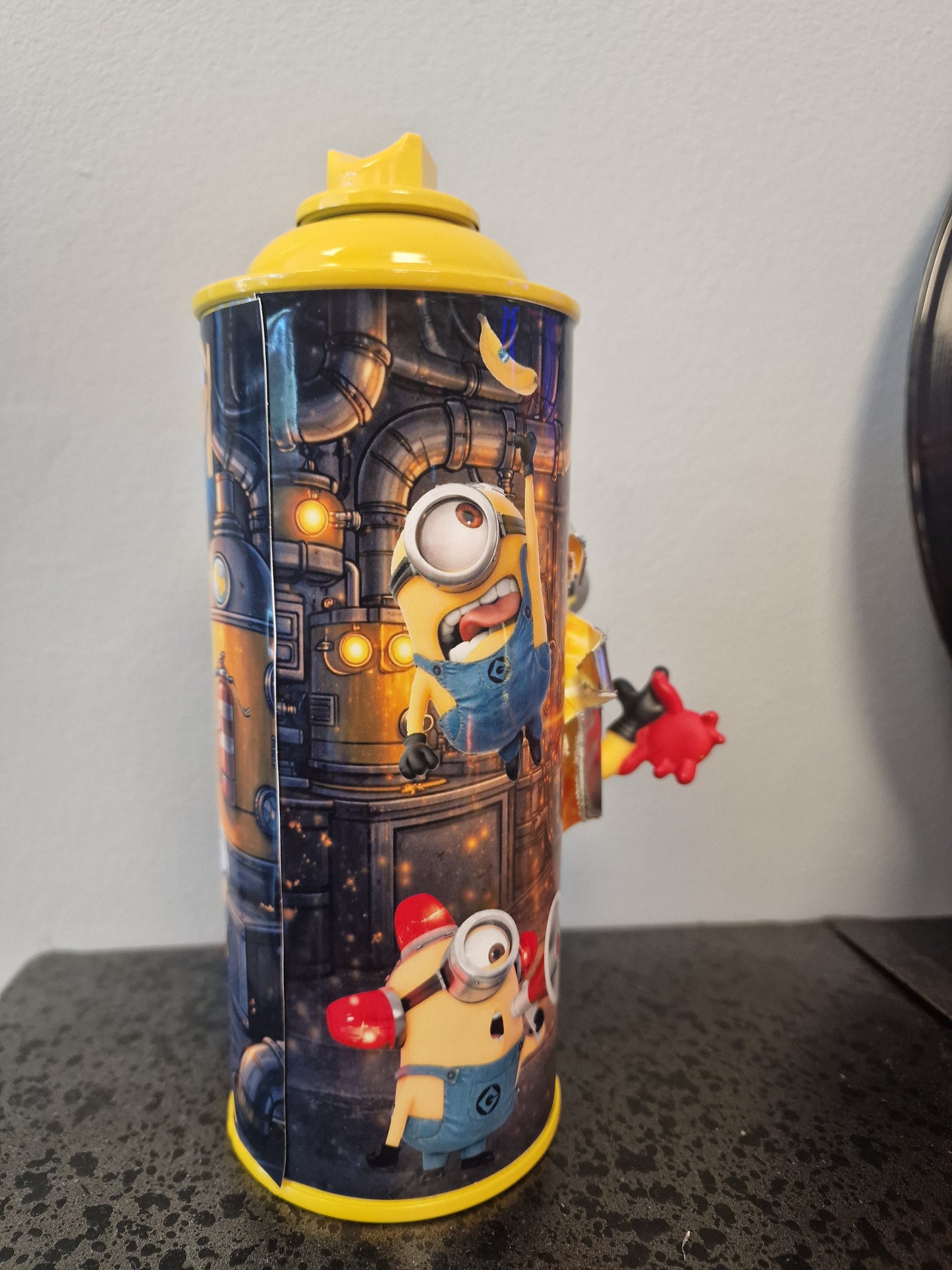 Bombe de peinture custom minions– Figurine des minions enfant pop culture artisanale