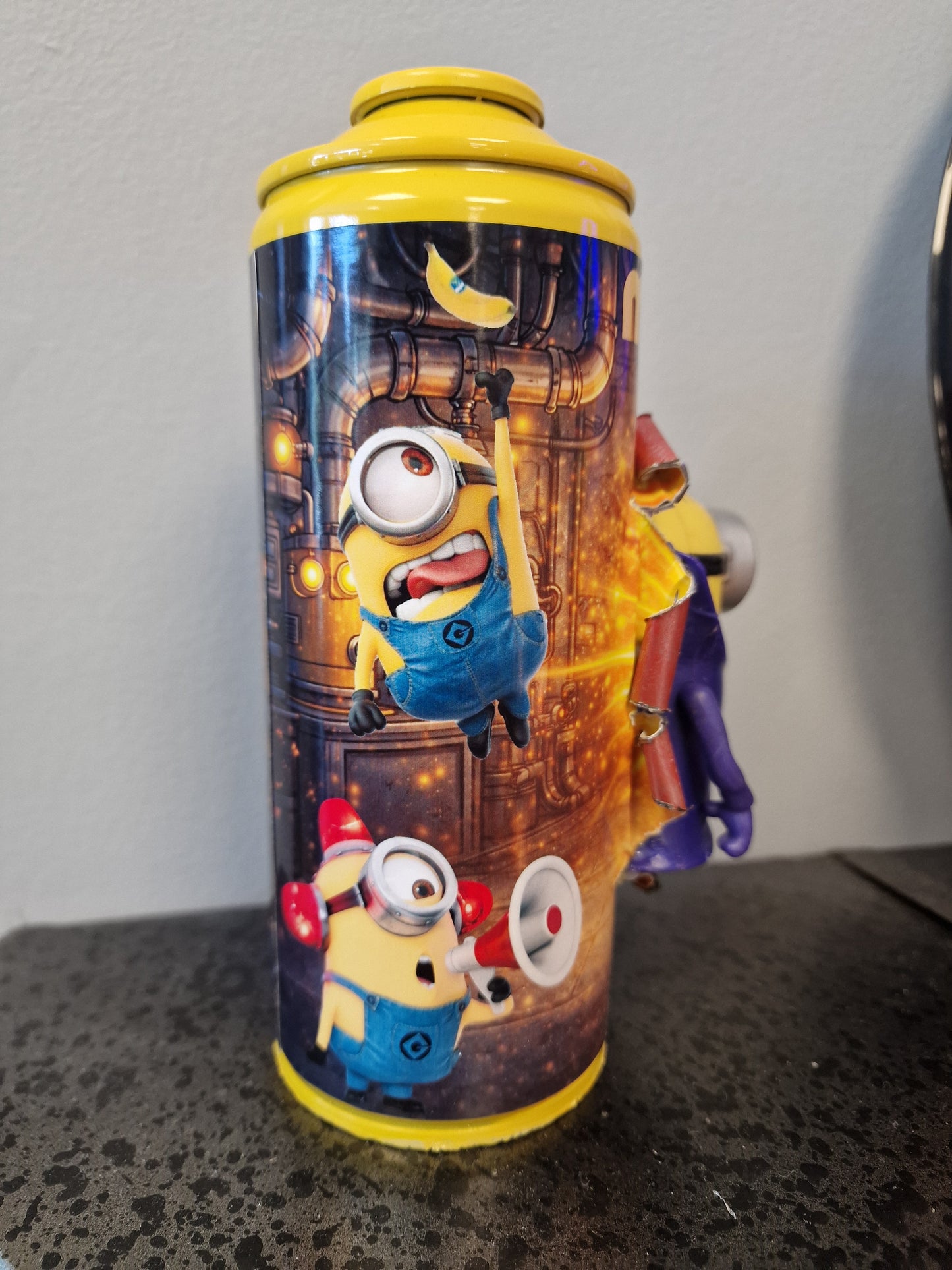 Bombe de peinture custom minions– Figurine des minions vampire pop culture artisanale