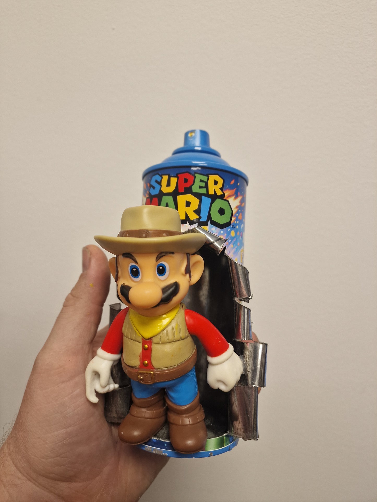 Bombe de peinture custom nintendo – Figurine mario cowboy pop culture artisanale