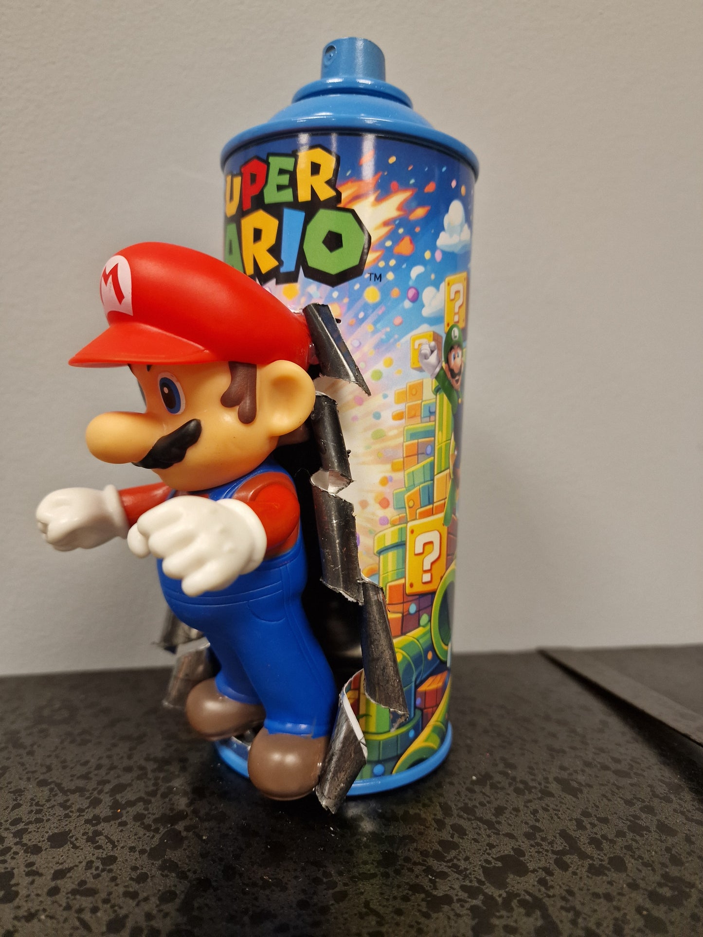Bombe de peinture custom nintendo – Figurine mario pop culture artisanale
