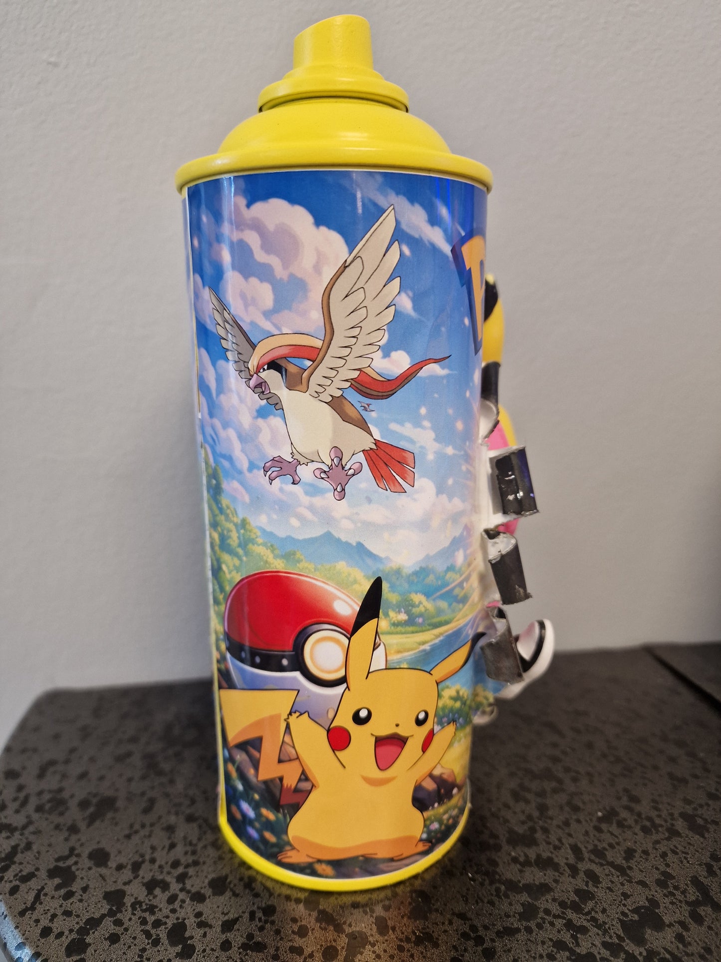 Bombe de peinture custom pokemon – Figurine pikachu rose pop culture artisanale