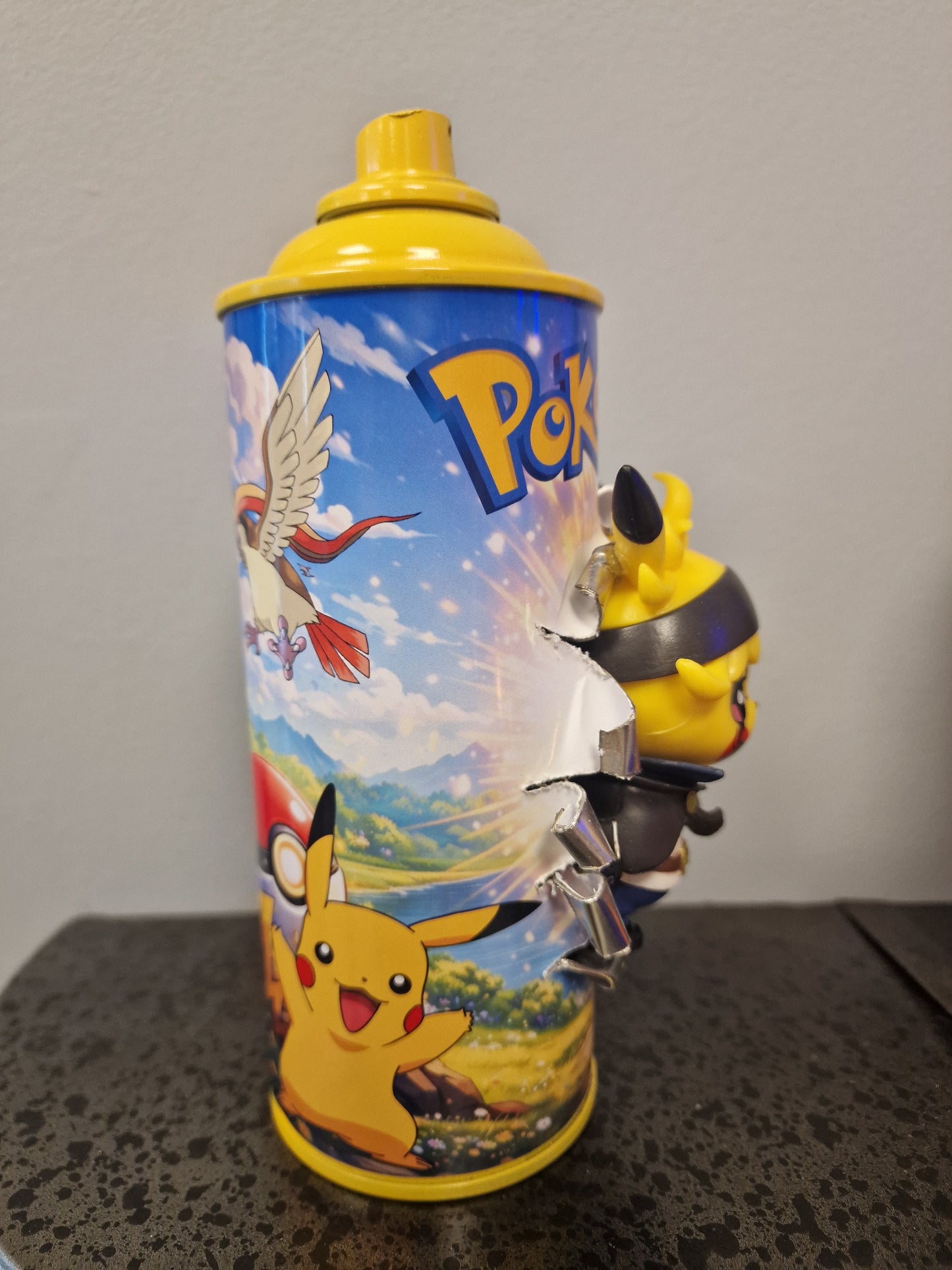 Bombe de peinture custom pokemon – Figurine pikachu 3 pop culture artisanale
