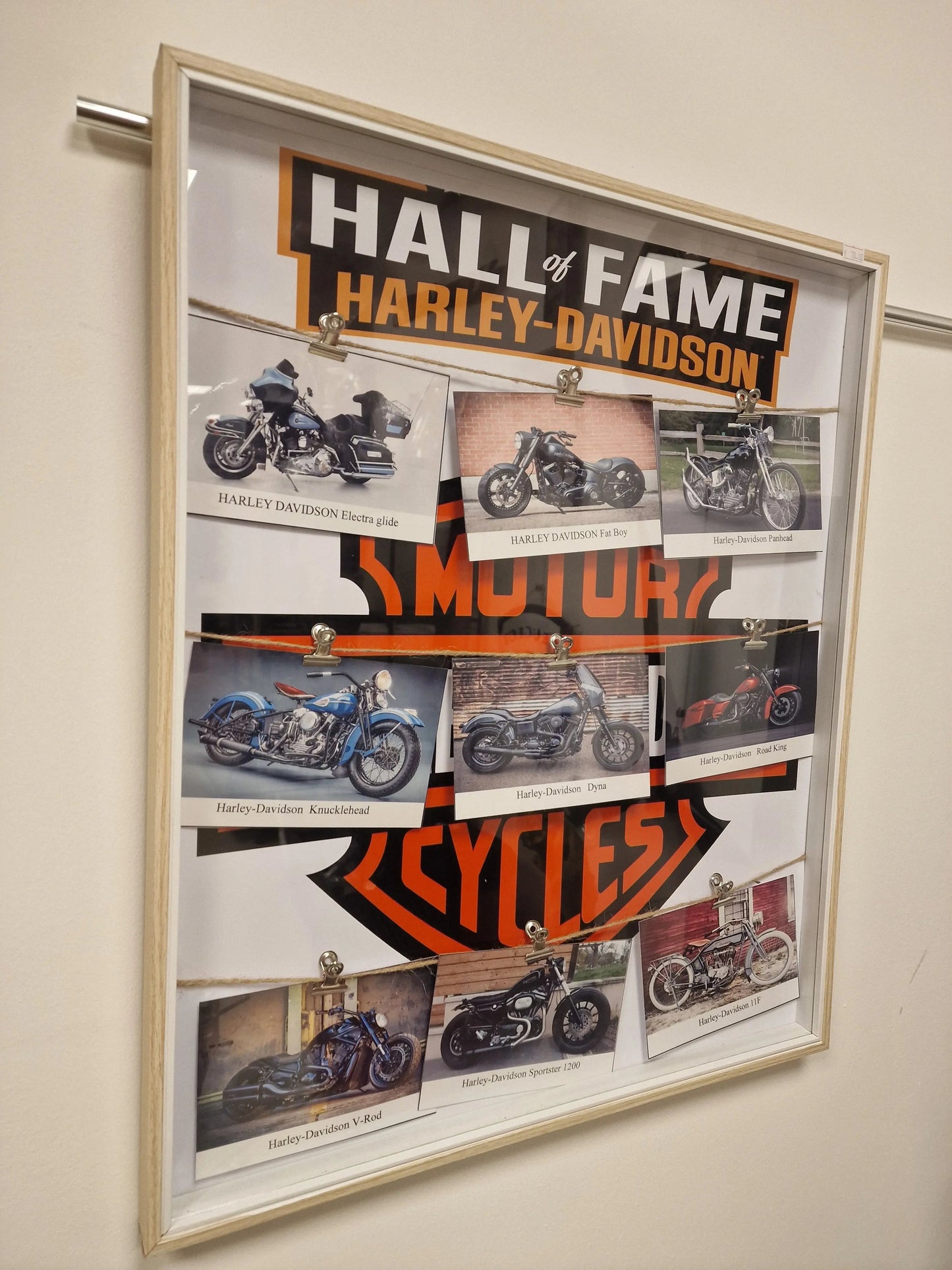 Cadre “Hall of Fame Harley-Davidson” – Motos légendaires (50 x 60 cm) Vintagedison