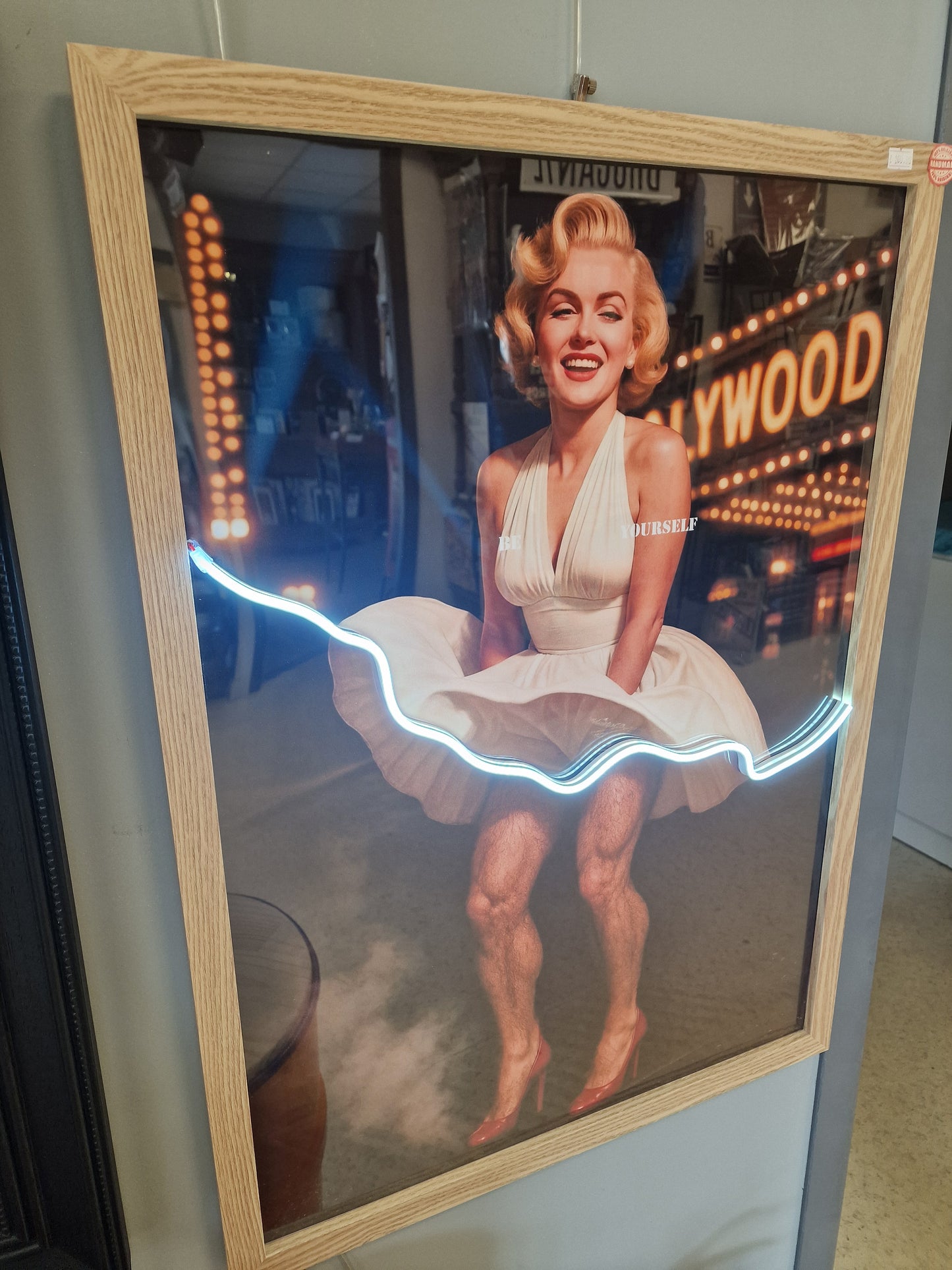 Cadre lumineux LED 50x70 « Be Yourself » – Sois toi-même