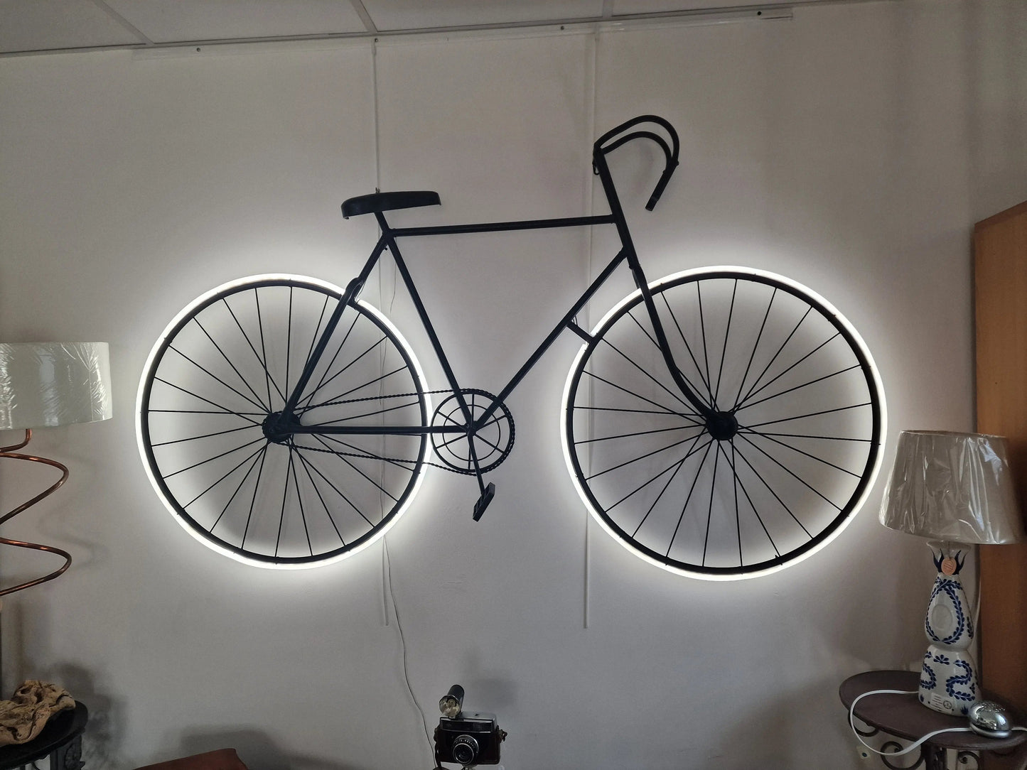Lampe Murale Vélo avec LED – Applique Industrielle Upcyclée Fait Main