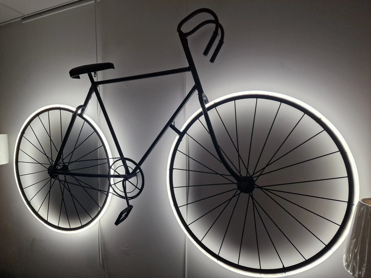 Lampe Murale Vélo avec LED – Applique Industrielle Upcyclée Fait Main