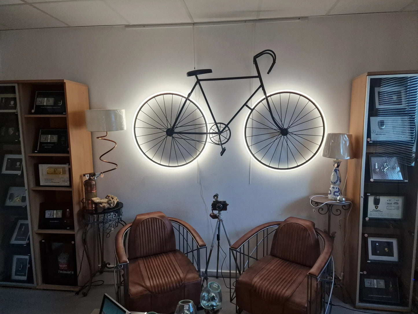 Lampe Murale Vélo avec LED – Applique Industrielle Upcyclée Fait Main