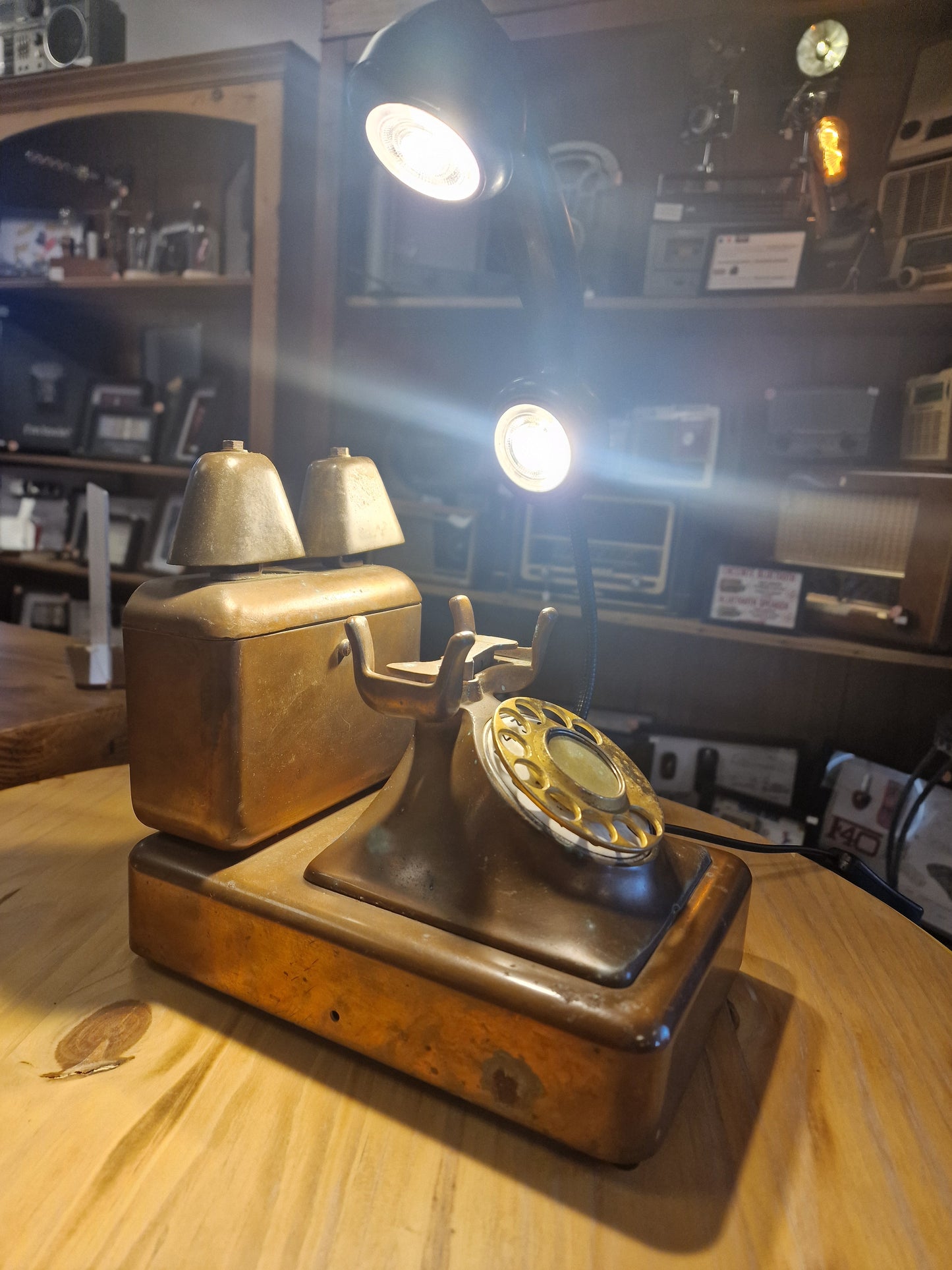 Lampe Téléphone Ancien en Cuivre – Lampe LED Flexible Artisanale | Décoration Vintage Industrielle & Upcycling
