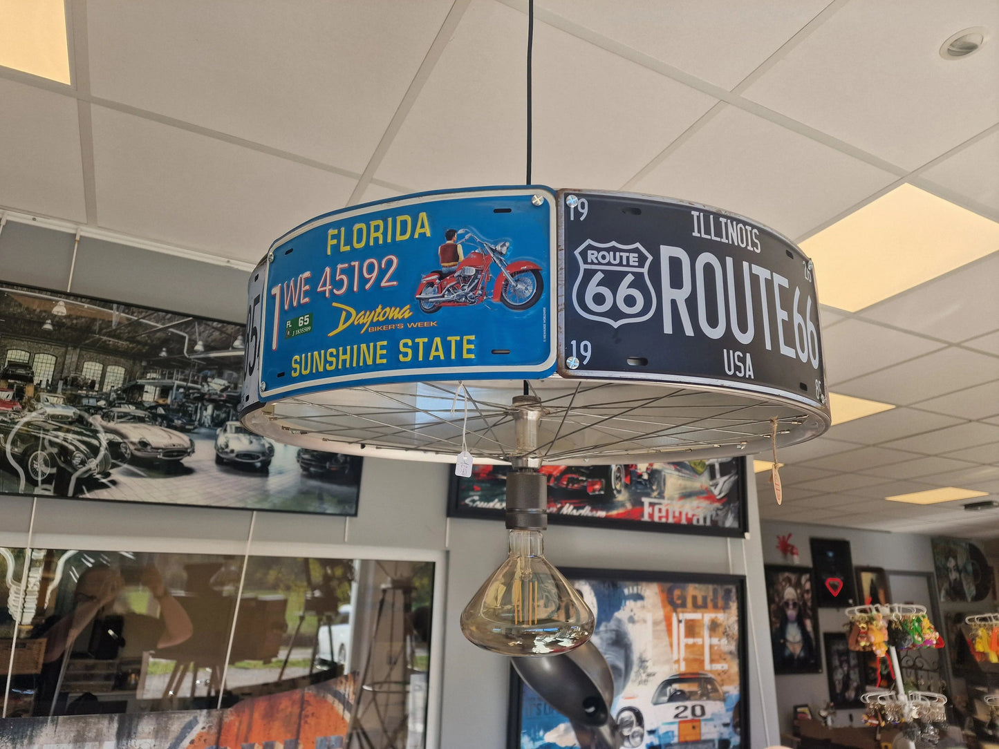 Suspension Industrielle US – Plaques Américaines & Roues de Vélo – Fait Main Ø64 cm