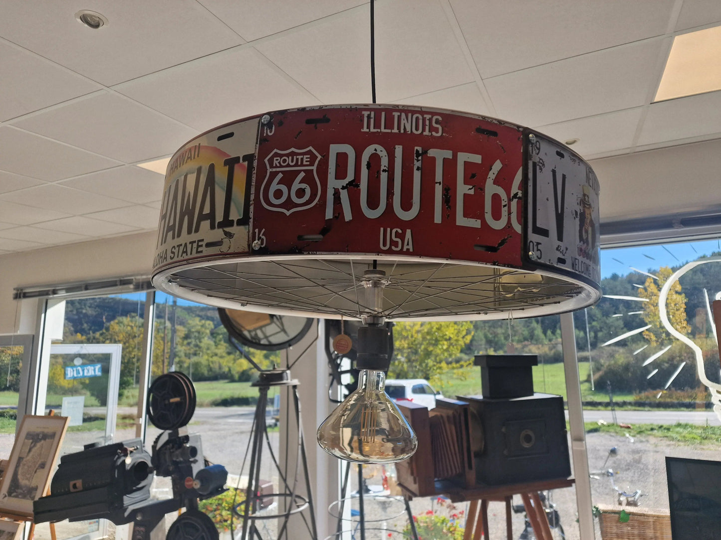 Suspension Industrielle US – Plaques Américaines & Roues de Vélo – Fait Main Ø64 cm