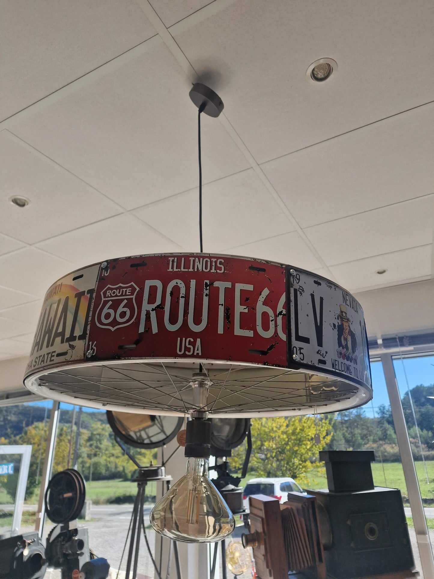 Suspension Industrielle US – Plaques Américaines & Roues de Vélo – Fait Main Ø64 cm