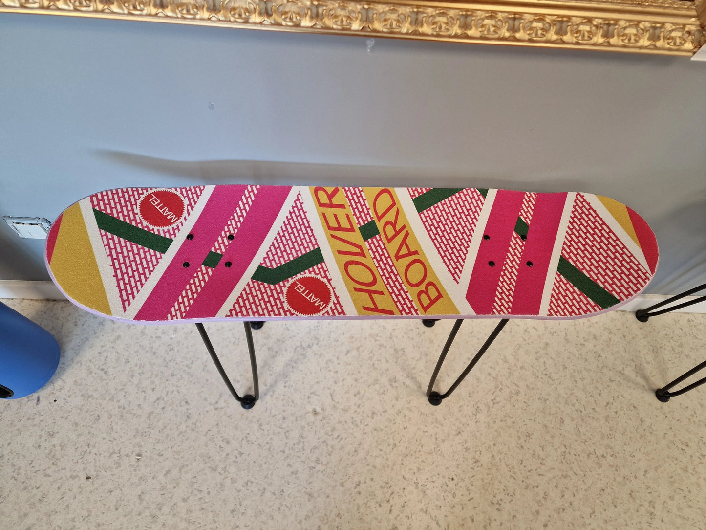 Table d’appoint design skateboard Hoverboard – Mobilier déco Retour vers le Futur Vintagedison
