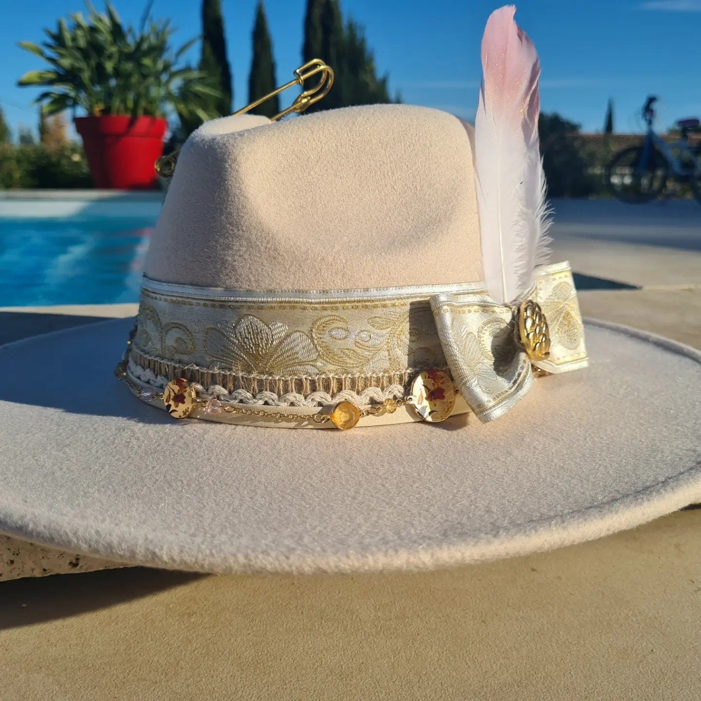 Beigefarbene Fedora-Hut-Fliege