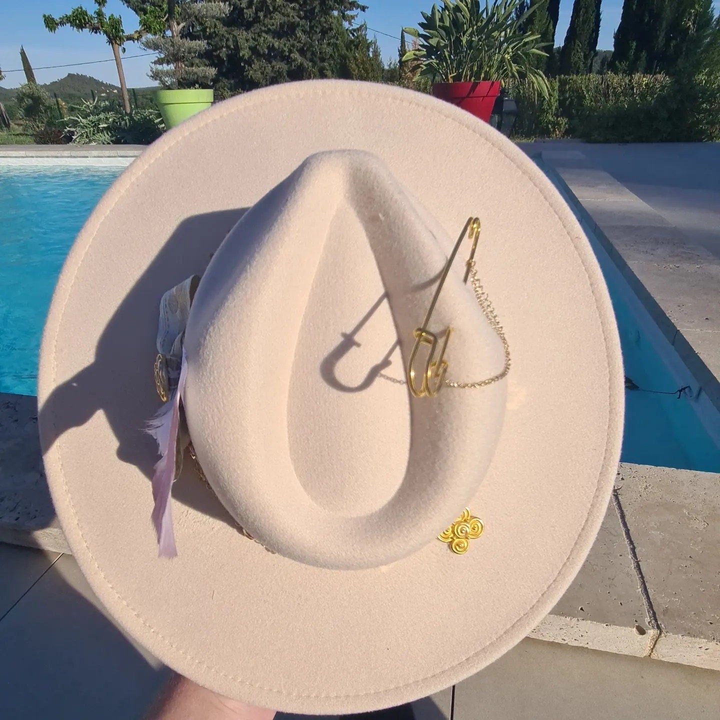 Beigefarbene Fedora-Hut-Fliege