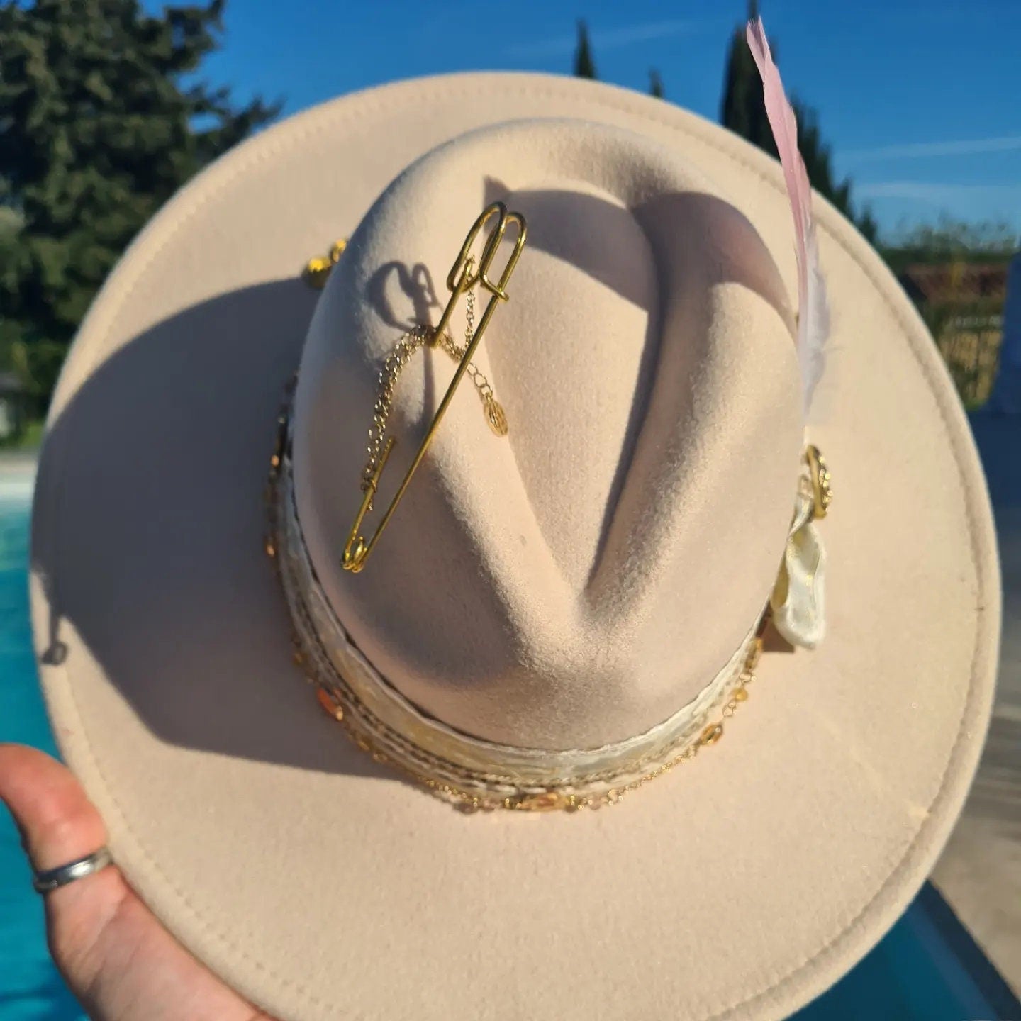 Beigefarbene Fedora-Hut-Fliege