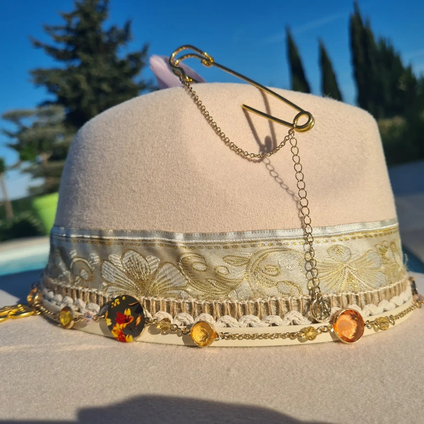 Beigefarbene Fedora-Hut-Fliege