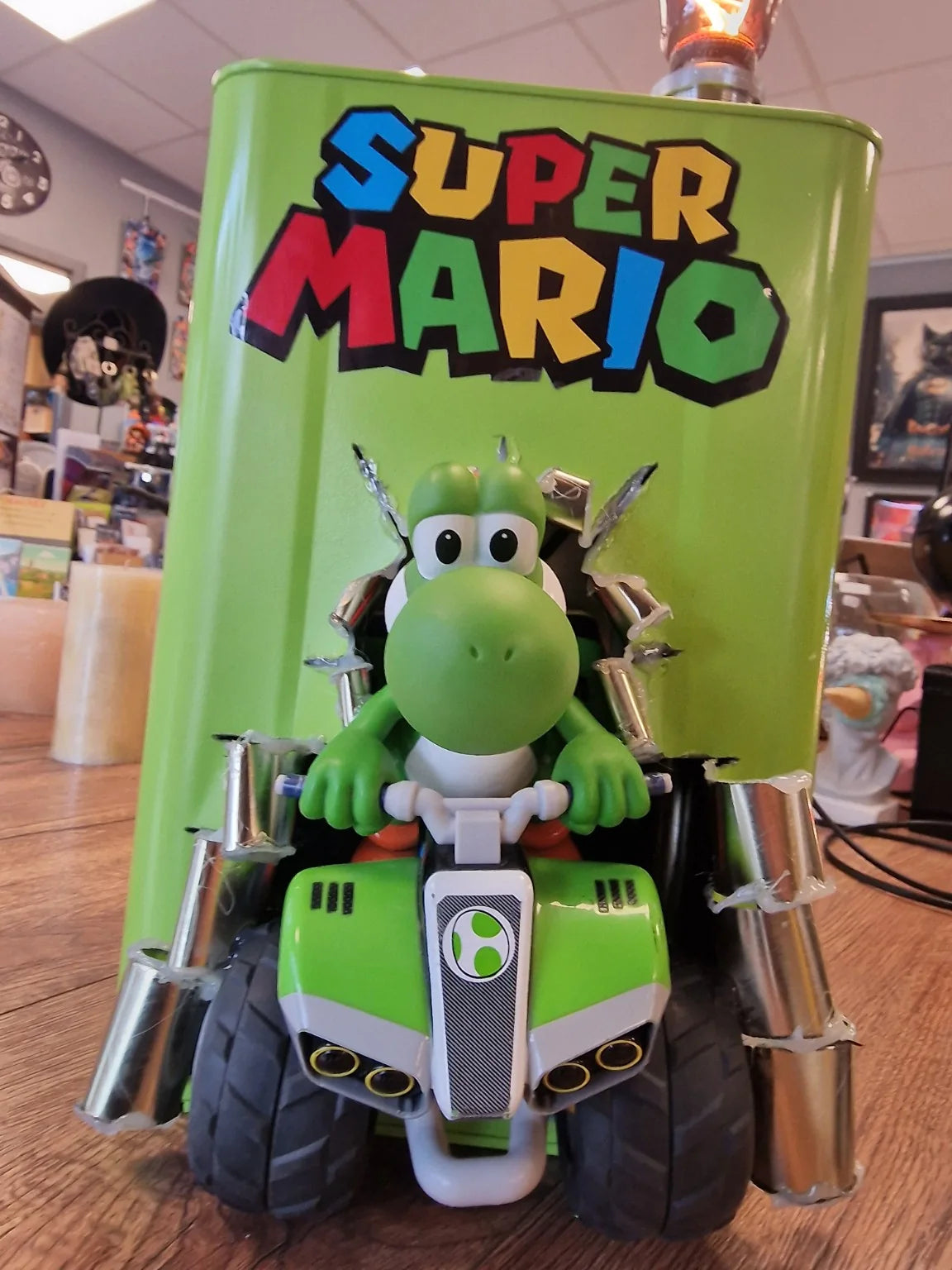 Vue de face de la lampe Yoshi sur quad et ampoule décorative