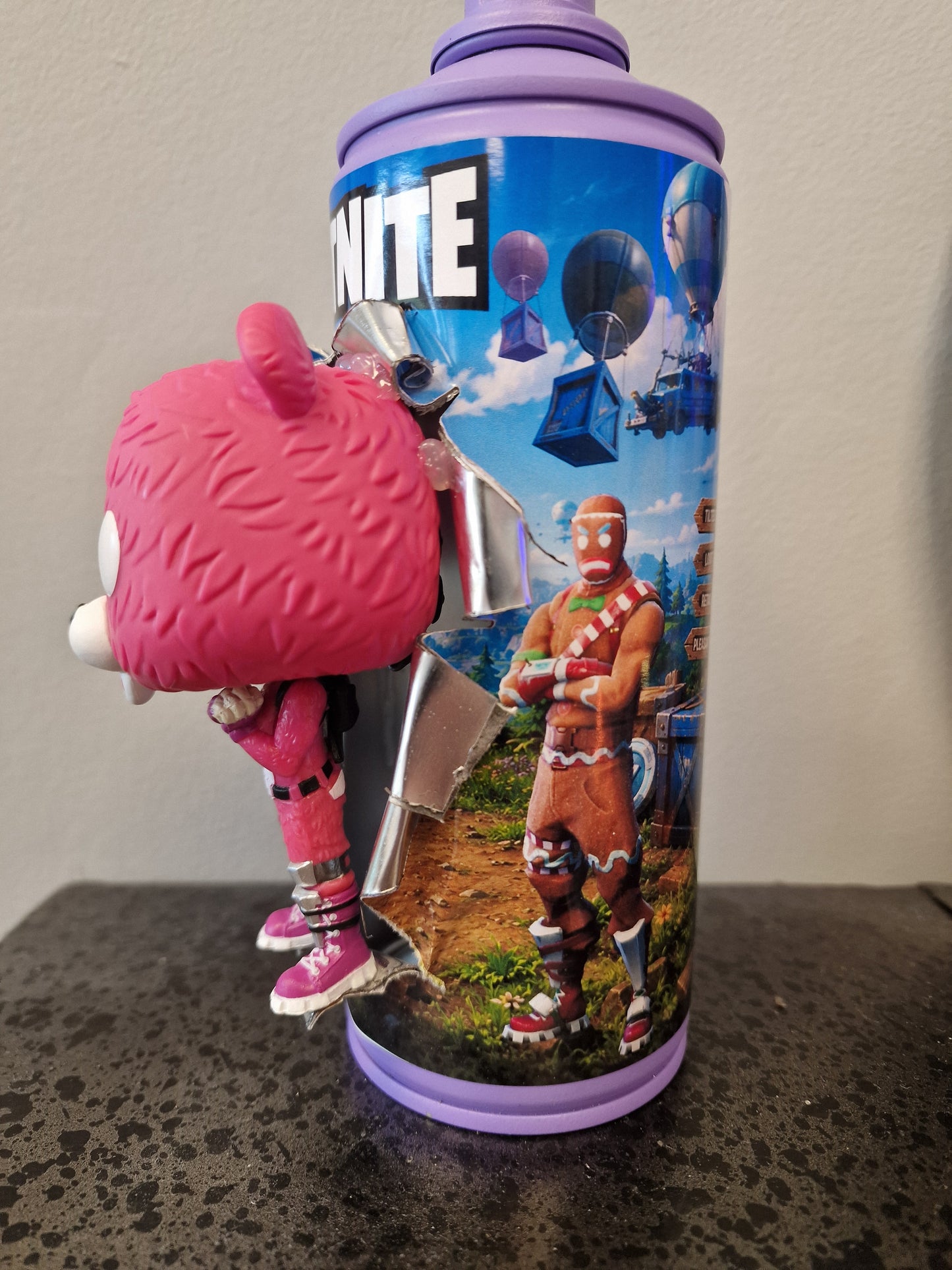 Bombe de peinture customisée Fortnite – Cuddle Team Leader | Décoration gaming artisanale unique