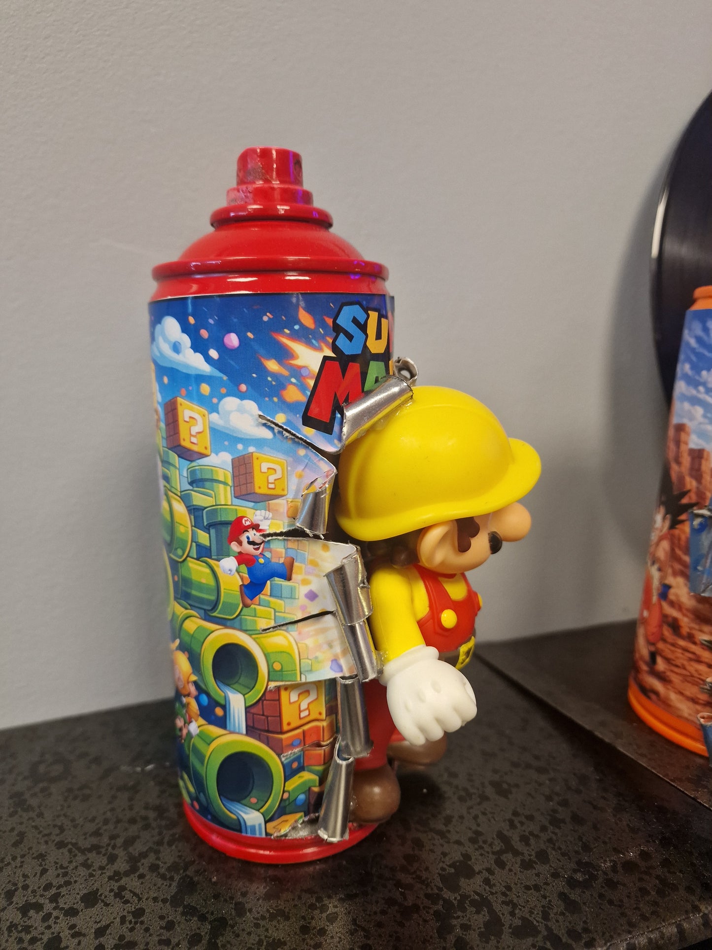 Bombe de peinture custom nintendo – Figurine mario pompier pop culture artisanale