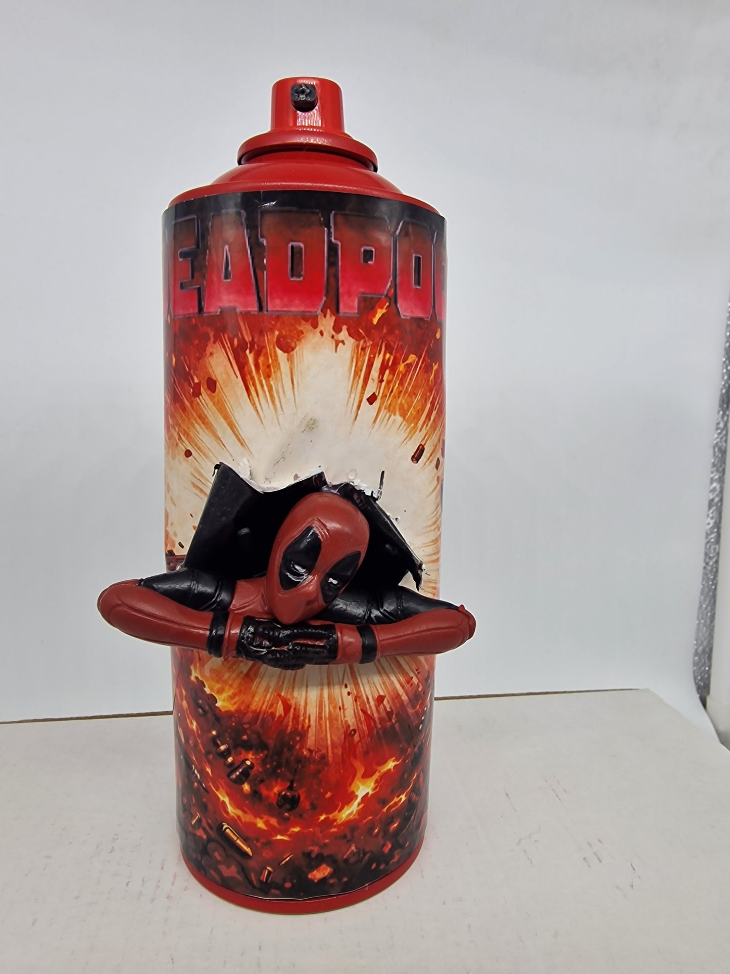 Bombe de peinture custom marvel – Figurine deadpool pop culture artisanale