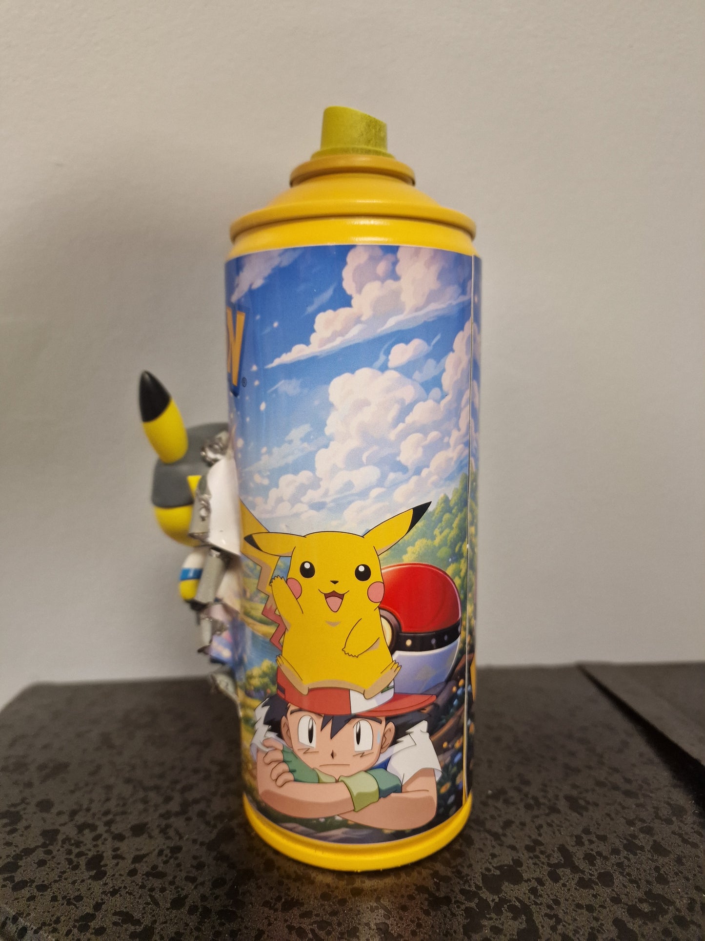 Bombe de peinture custom pokemon – Figurine pikachu pirate pop culture artisanale