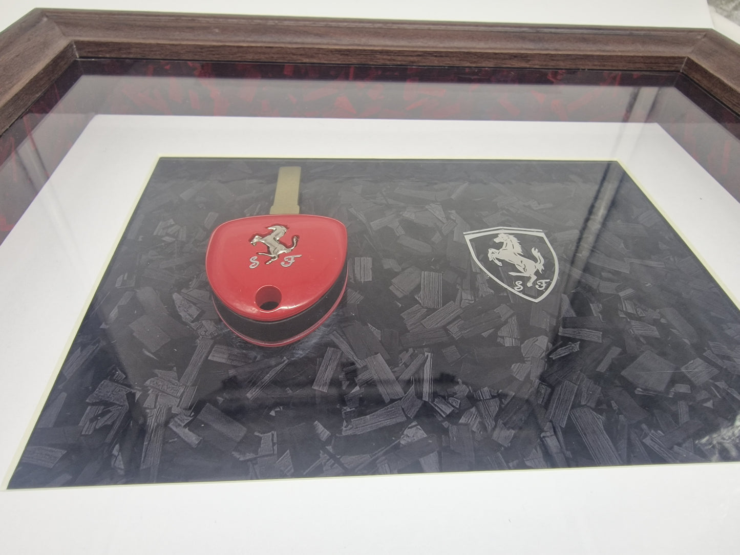 Cadre décoratif Ferrari – Clé Ferrari & logo métallisé sur fond carbone forgé (Format 20 × 25 cm)