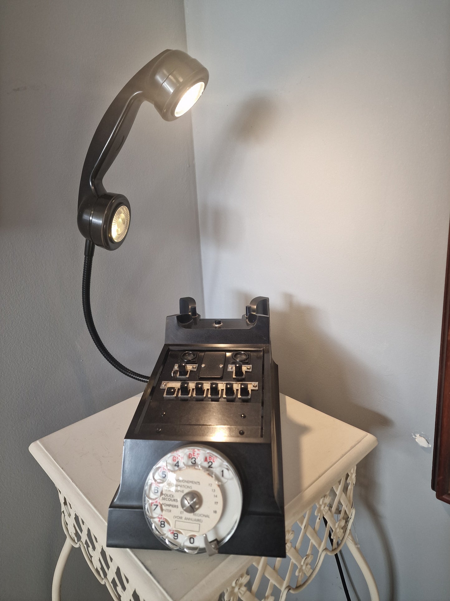 Lampe vintage upcyclée – téléphone transformé en lampe design industrielle