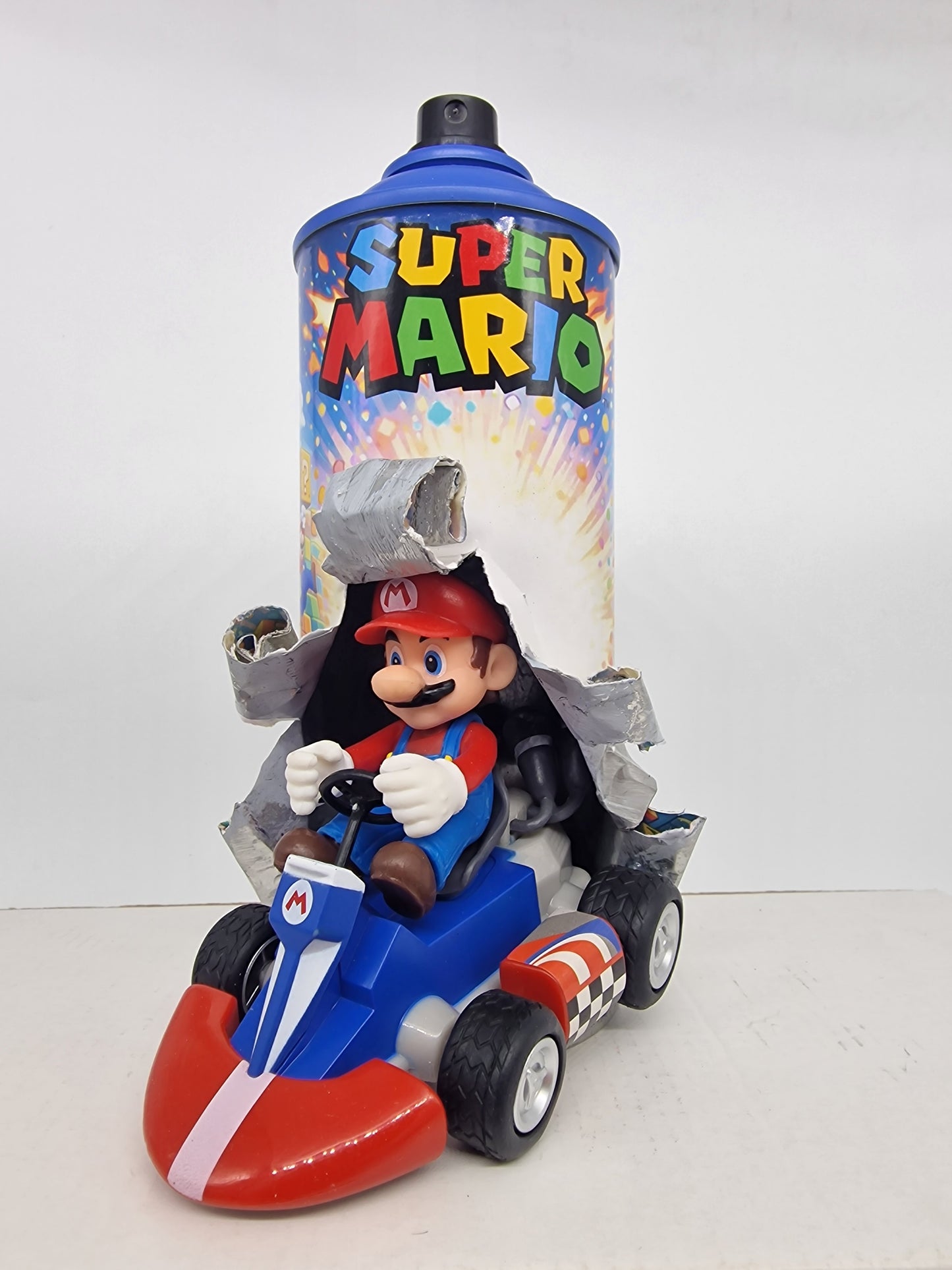 Bombe de peinture custom nintendo – Figurine mario pop culture artisanale