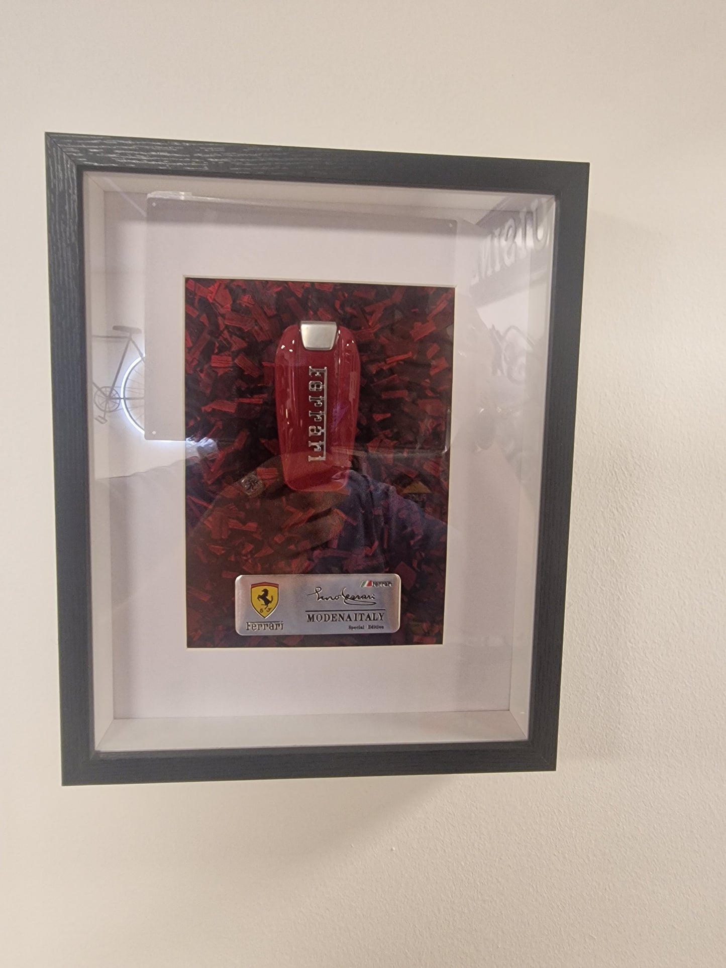 Cadre clé Ferrari A4 – Clé Ferrari Rouge | Décoration Murale Automobile de Collection