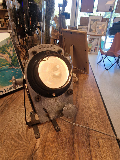 Ancien projecteur GRUBER transformé en lampe – Luminaire industriel vintage