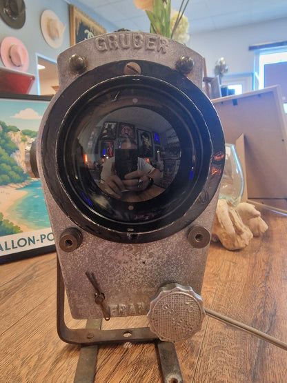 Ancien projecteur GRUBER transformé en lampe – Luminaire industriel vintage