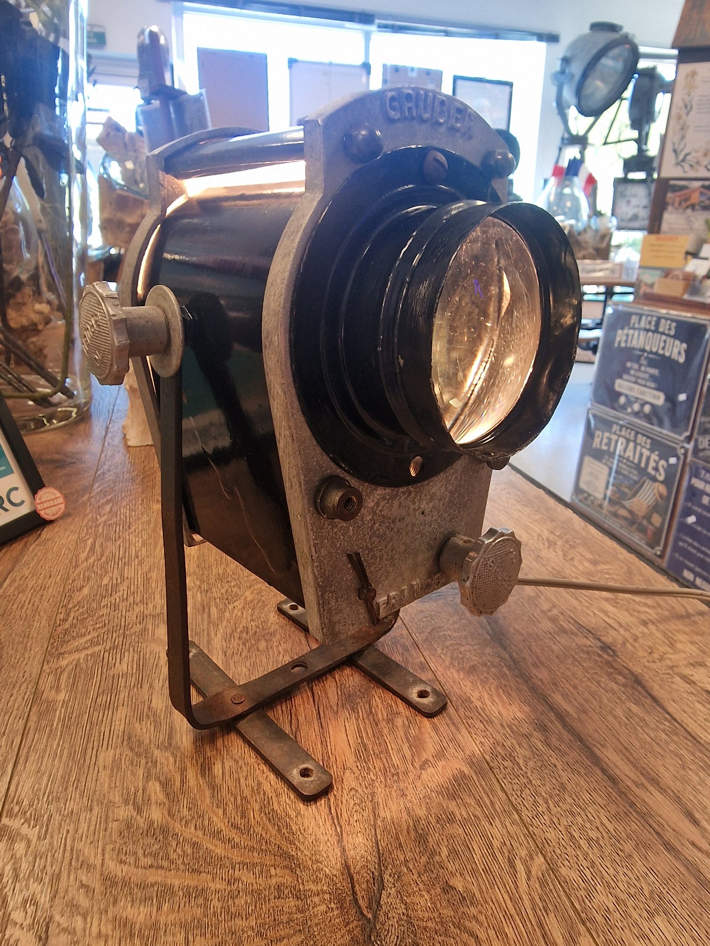Ancien projecteur GRUBER transformé en lampe – Luminaire industriel vintage
