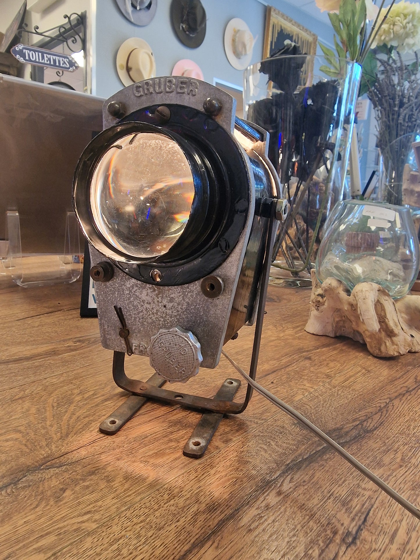 Ancien projecteur GRUBER transformé en lampe – Luminaire industriel vintage