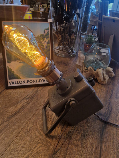 Ancienne lampe SNCF Wonder transformée en lampe déco – Création industrielle vintage 2 VINTAGEDISON