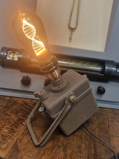 Ancienne lampe SNCF Wonder transformée en lampe déco – Création industrielle vintage VINTAGEDISON