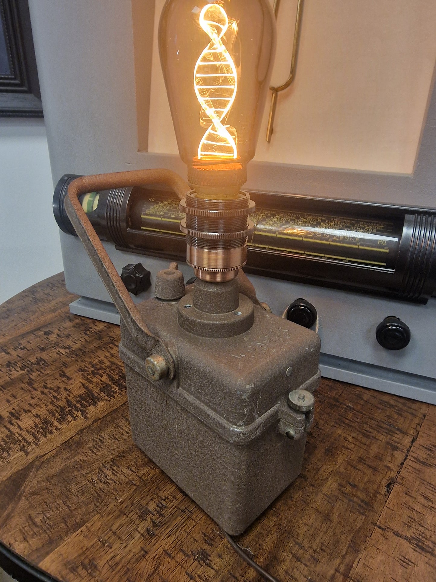 Ancienne lampe SNCF Wonder transformée en lampe déco – Création industrielle vintage VINTAGEDISON
