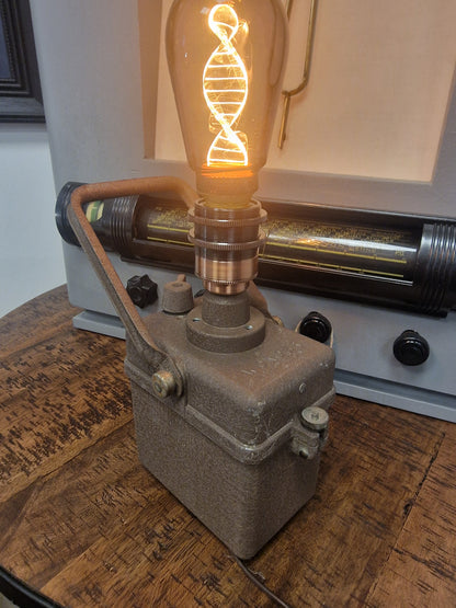 Ancienne lampe SNCF Wonder transformée en lampe déco – Création industrielle vintage VINTAGEDISON