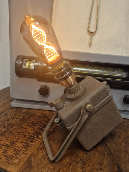Ancienne lampe SNCF Wonder transformée en lampe déco – Création industrielle vintage VINTAGEDISON