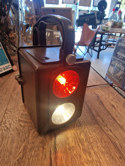 Ancienne lanterne SNCF restaurée sur secteur – Signal ferroviaire vintage lumineux