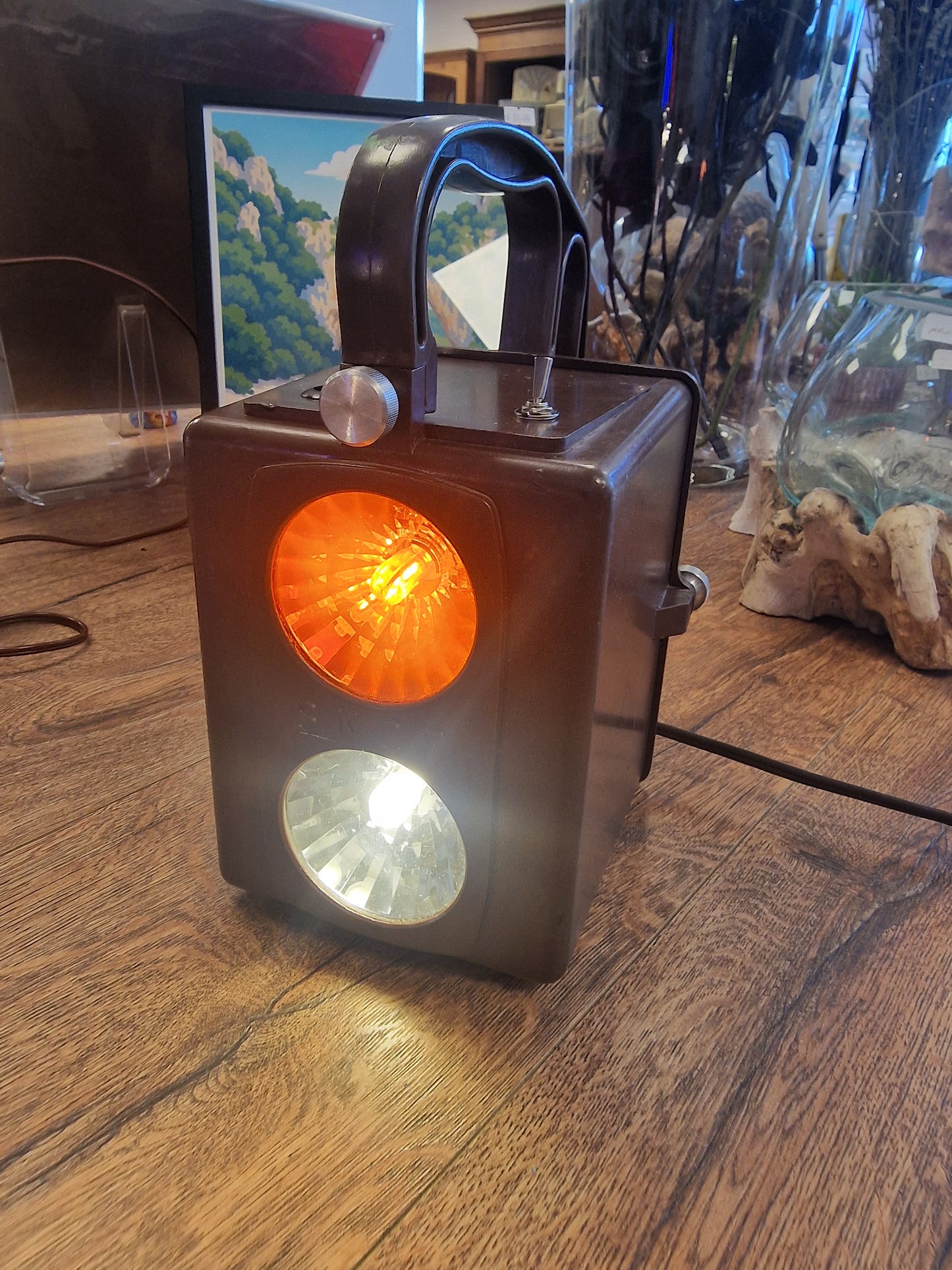 Ancienne lanterne SNCF restaurée sur secteur – Signal ferroviaire vintage lumineux