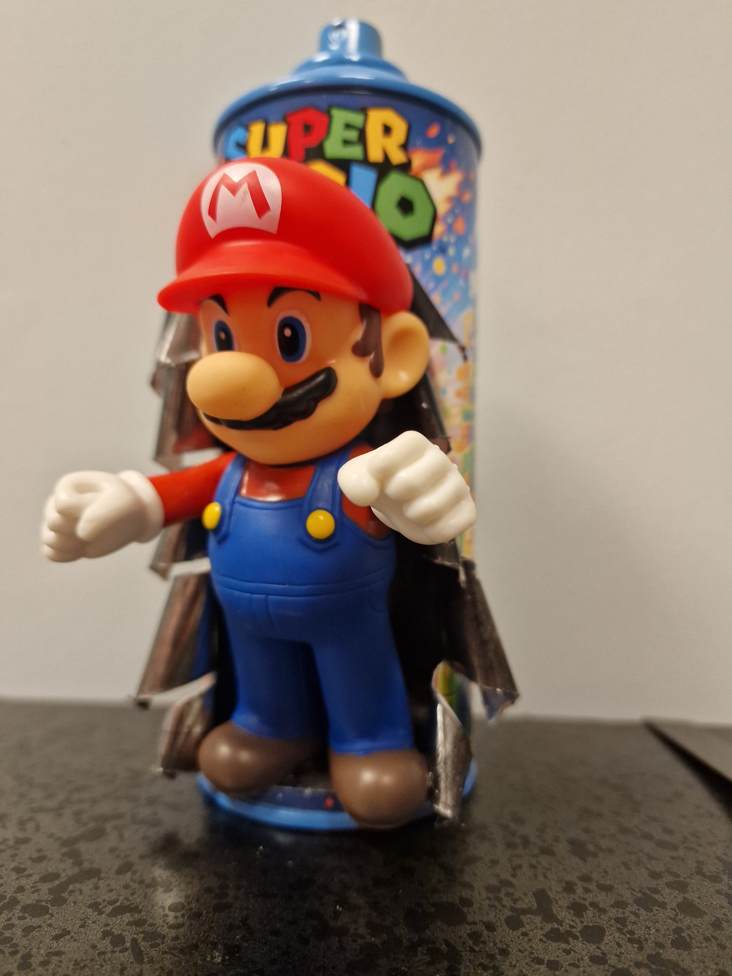 Bombe de peinture custom nintendo  – Figurine mario  pop culture artisanale