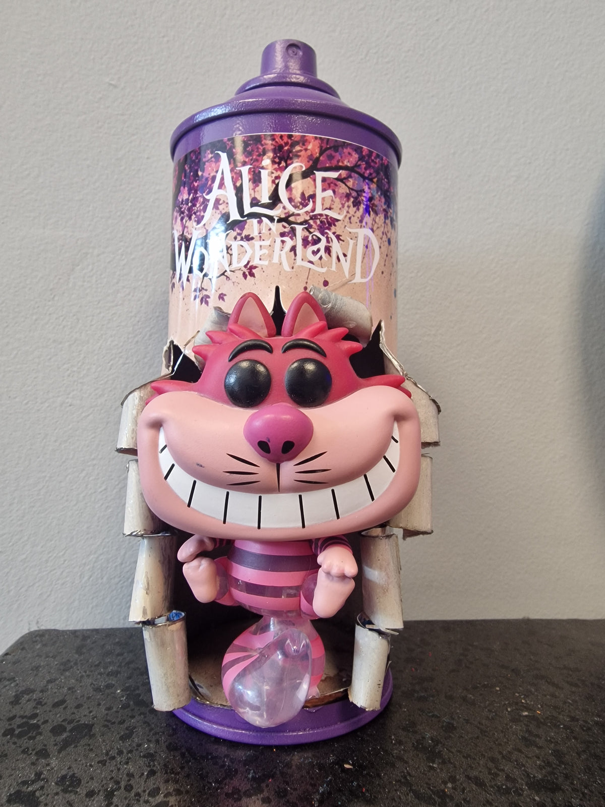 Bombe de peinture Alice au Pays des Merveilles – Chat du Cheshire – Décoration Disney customisée