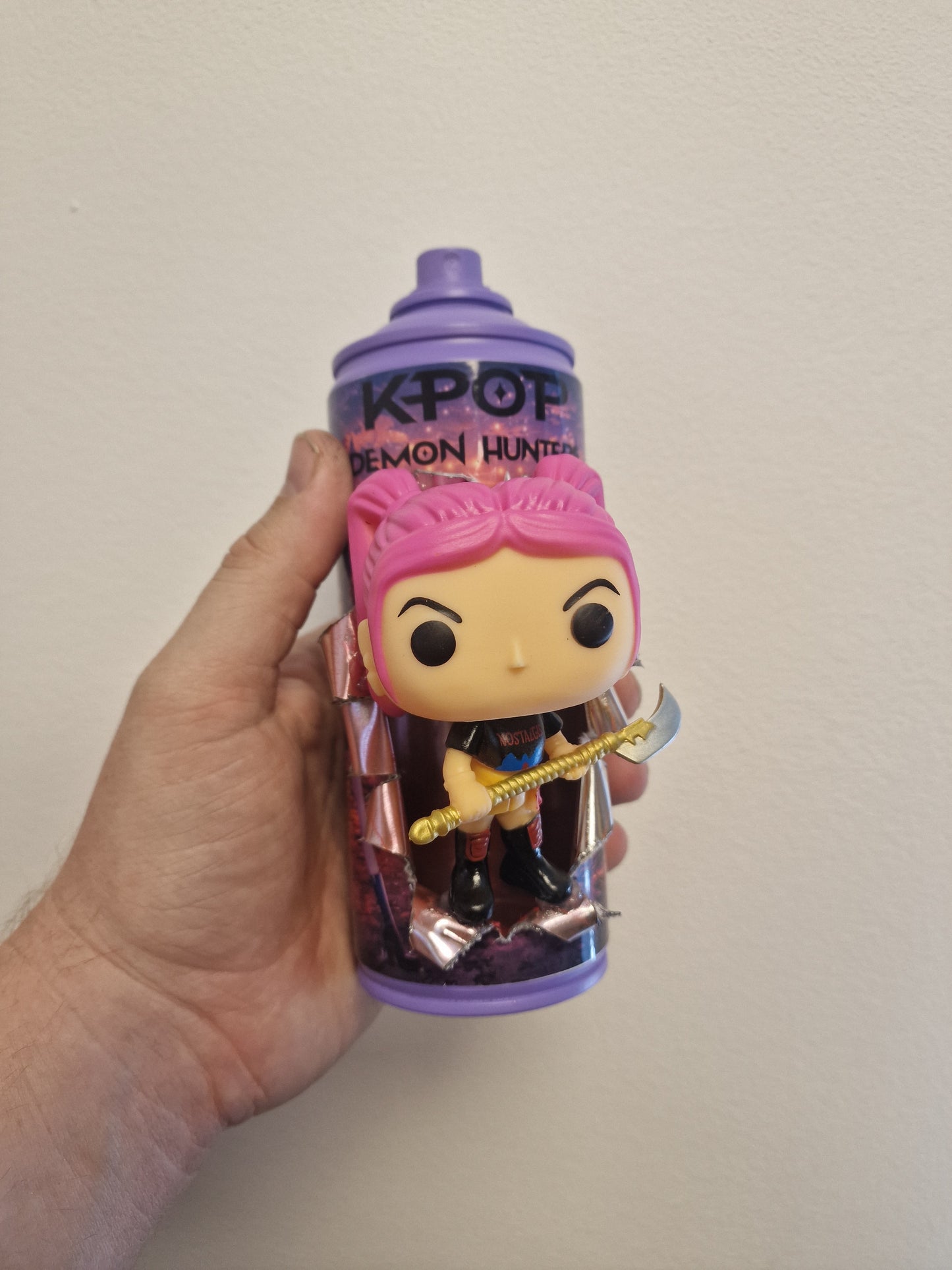 Bombe de peinture custom  – Figurine  mira Kpop demon hunter pop culture artisanale